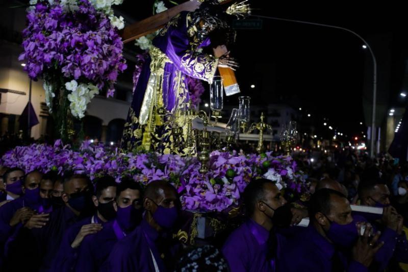 Nazarenos cargan un Cristo en la tradicional procesión de El Nazareno de San Pablo en Caracas durante la Semana Santa.