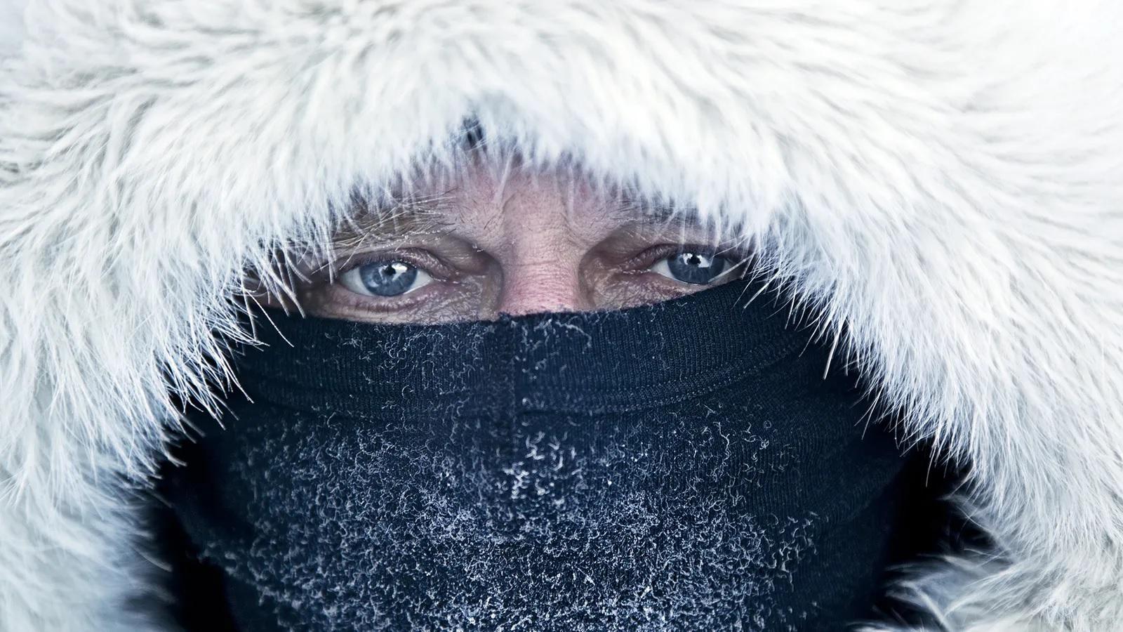 Foto mostra rosto de homem branco coberto com roupas de frio