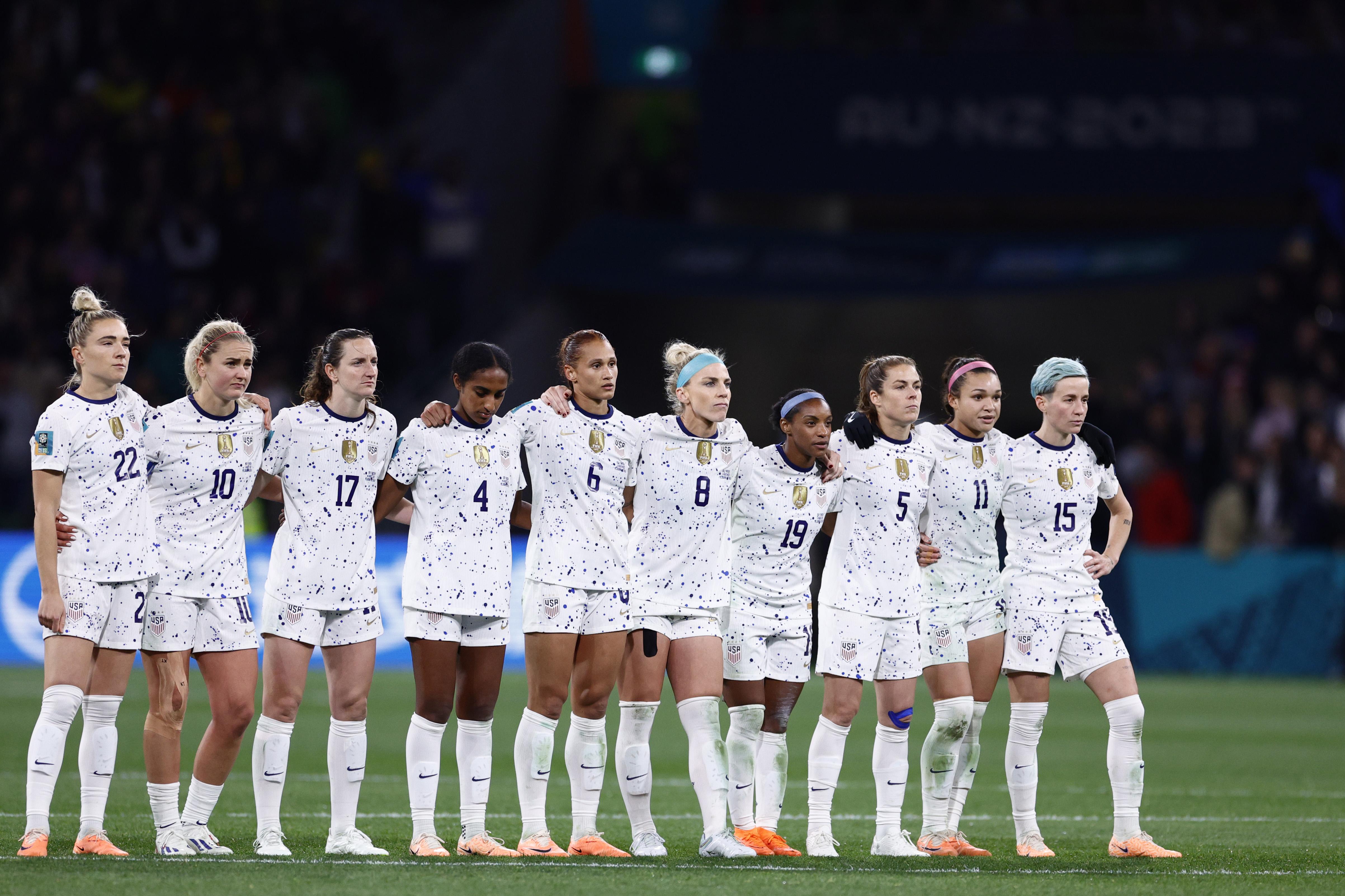 2023 FIFA 여자 월드컵에서 승부차기 상황에서 나란히 어깨동무 하고 있는 미국 대표팀