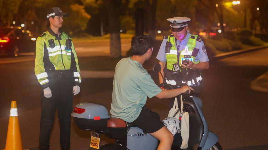 2023年8月2日，浙江省舟山市交警對未戴安全帽的電動自行車駕駛人進行安全教育。