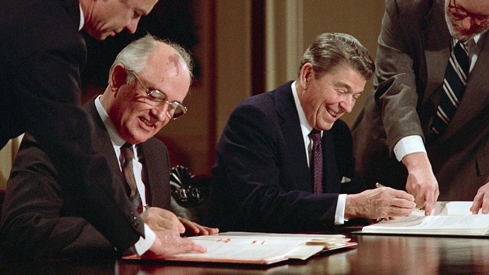 Presiden AS Ronald Reagan dan pemimpin Soviet Mikhail Gorbachev 