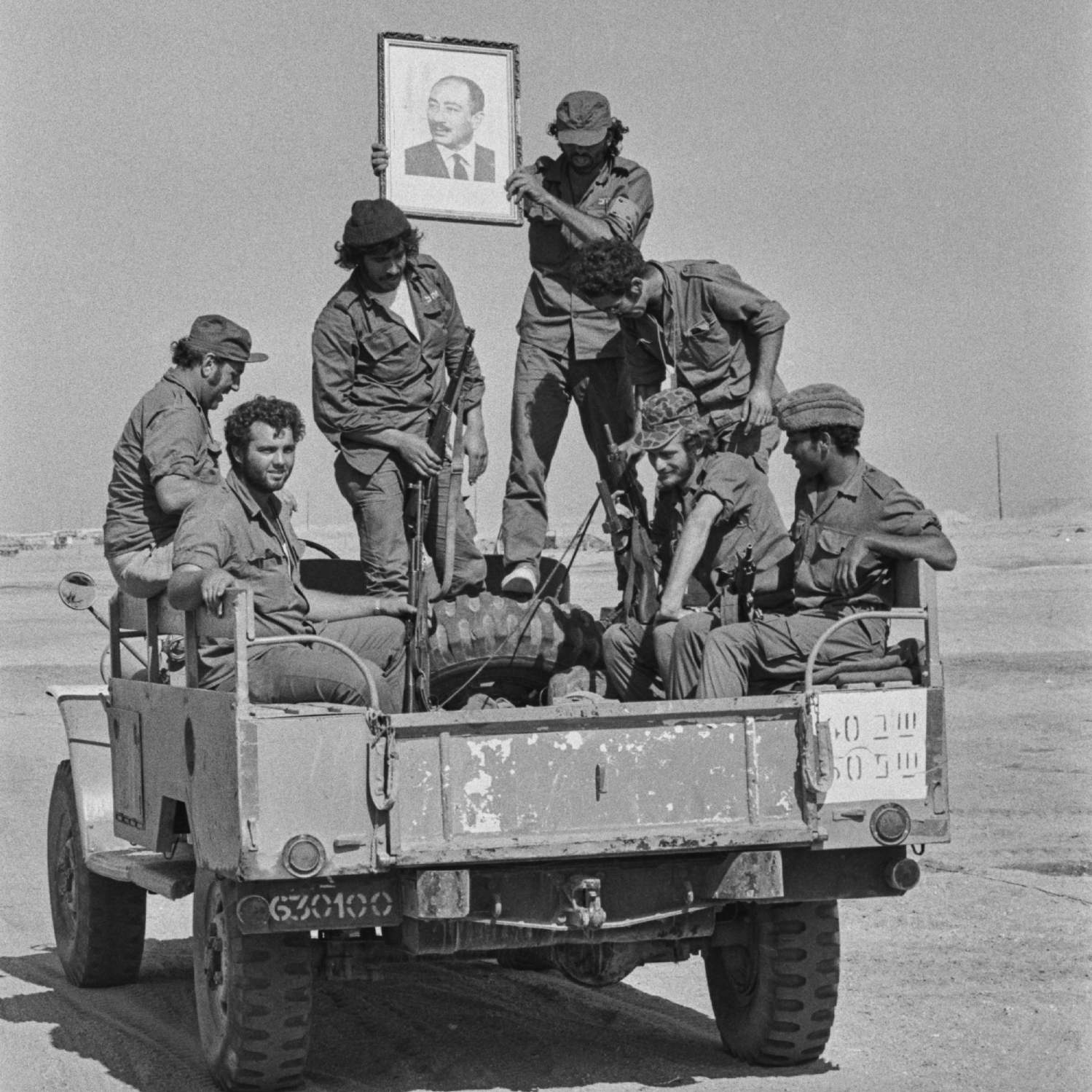 Soldados egipcios portando un retrato de Anwar Sadat.