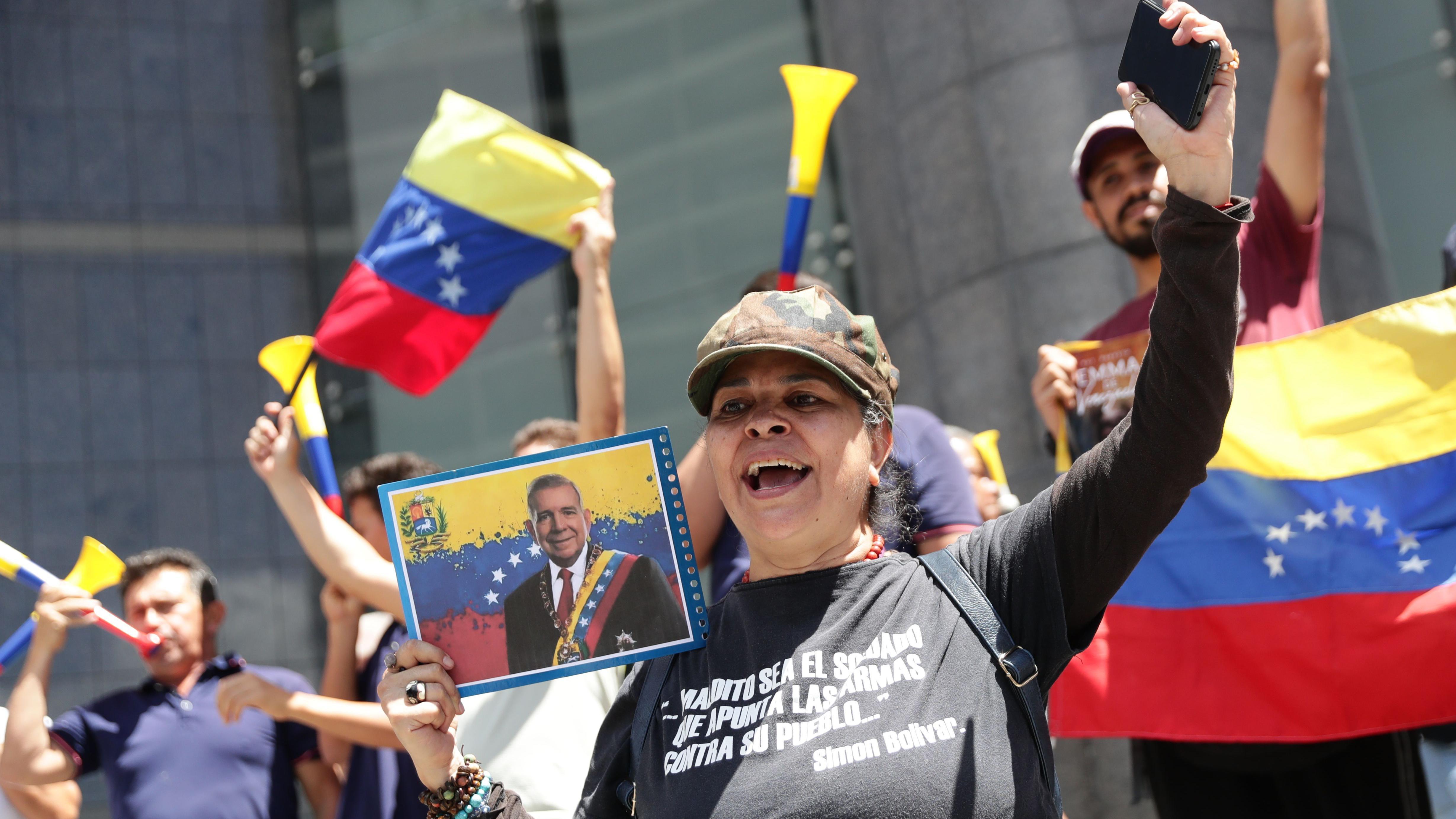 Opositores protestando en Caracas.