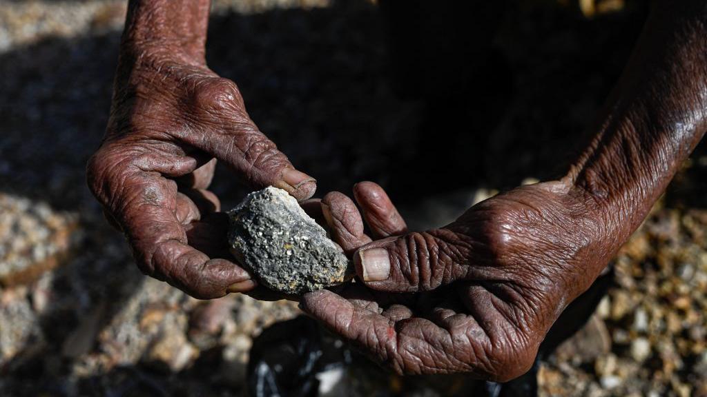 Un minero artesanal sostiene mineral extraído de la mina abandonada San Sebastián en Santa Rosa de Lima, departamento de La Unión, El Salvador, el 5 de diciembre de 2024. (Foto de DANIELA RODRIGUEZ/AFP vía Getty Images)
