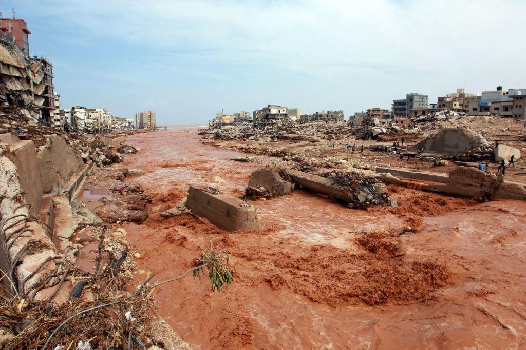 La riada a su paso por Derna.