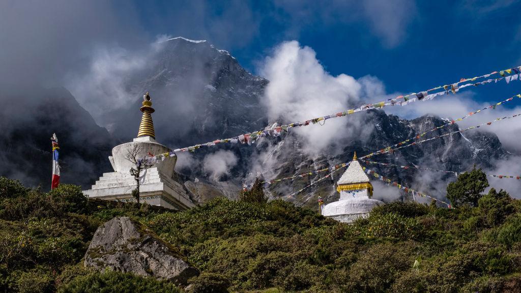 Stupa Buddha di Gunung Kongde Ri, Himalaya