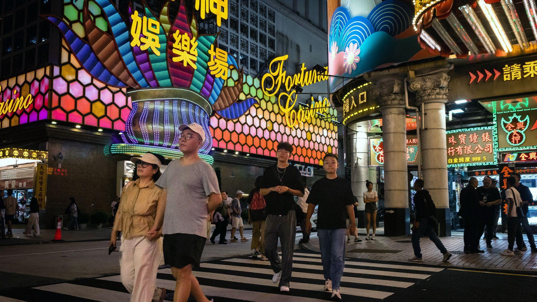 澳門新口岸財神酒店娛樂場外遊客在閒逛（2/10/2024）