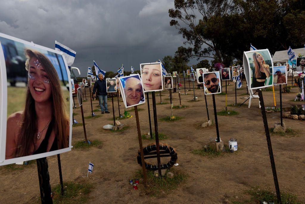 Explana memorial con fotos de las víctimas del ataque del 7 de octubre. 