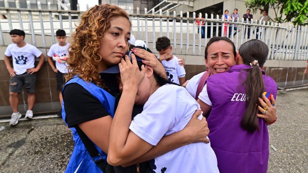 Mujeres llorando a las afueras de la fiscalía. 