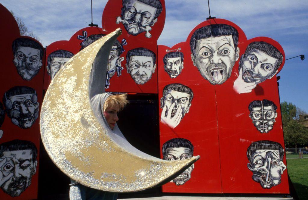 Persona con disfraz de Luna en el parque de atracciones Luna Luna en Hamburgo, Alemania, en 1987.