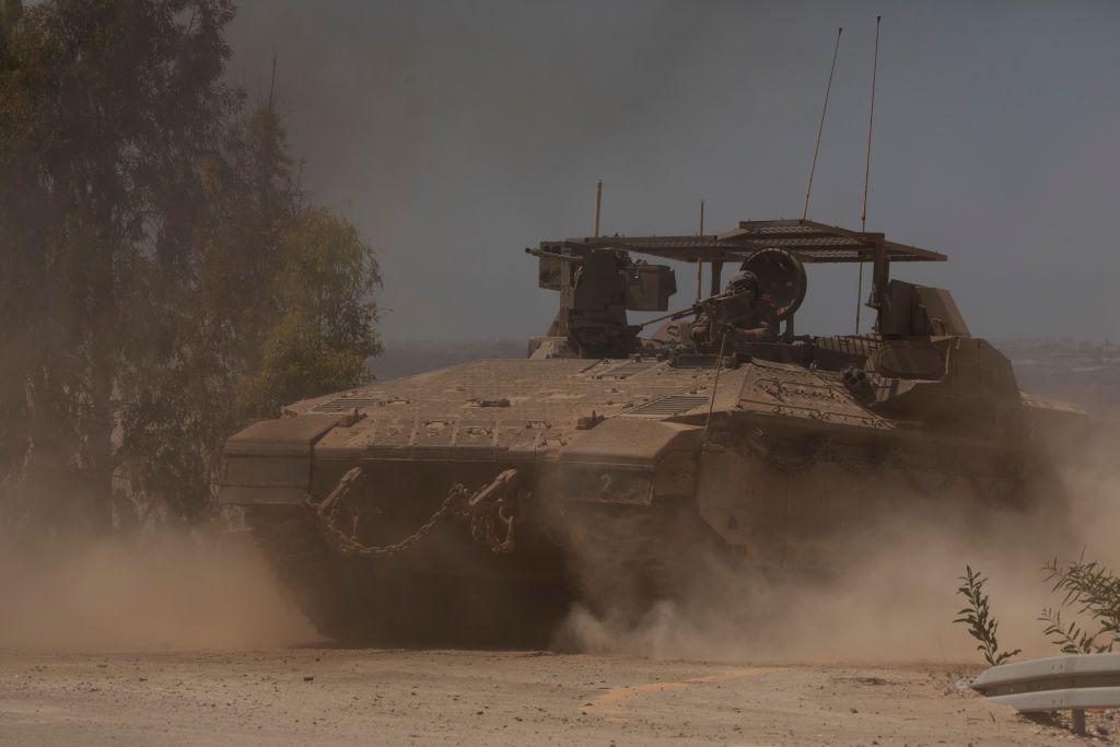 ناقلة جنود إسرائيلية تسيرعلى طول الحدود مع قطاع غزة وسط الرمال في 28 يونيو/حزيران 2024.
