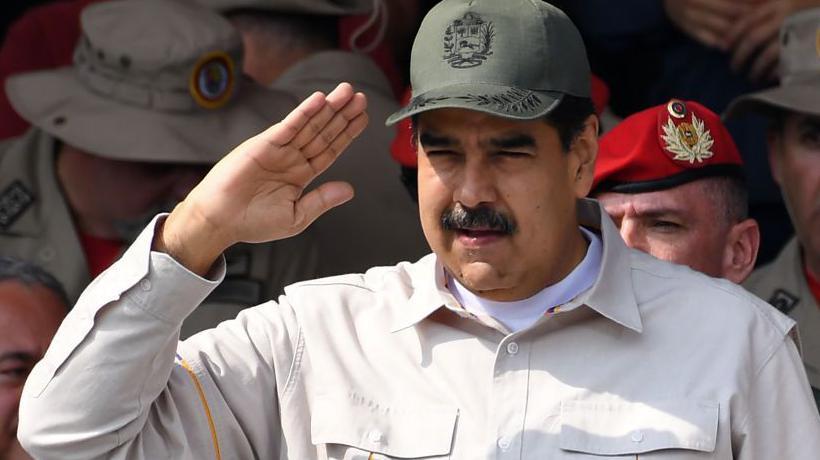 Maduro haciendo un saludo militar