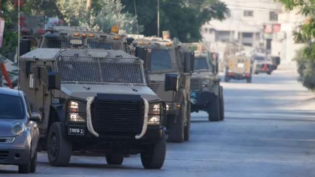 Veículos militares israelenses em Jenin