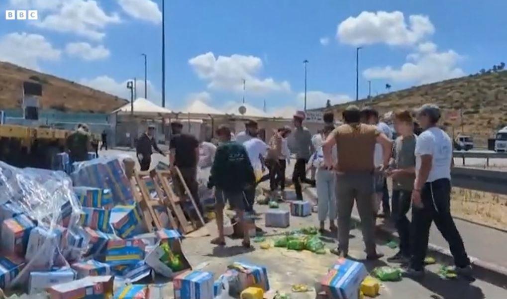 متظاهرون إسرائيليون يدوسون على مساعدات كانت متجهة إلى غزة - مقطع من فيديو
