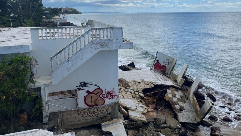 Casa destruída na costa de Rincón