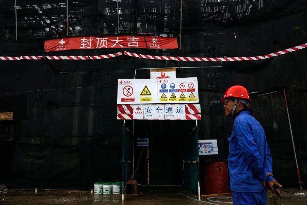 Un trabajador se encuentra en el sitio de construcción de un nuevo muelle como parte de un complejo turístico financiado por la República Popular China el 7 de junio de 2023 en La Libertad, El Salvador.