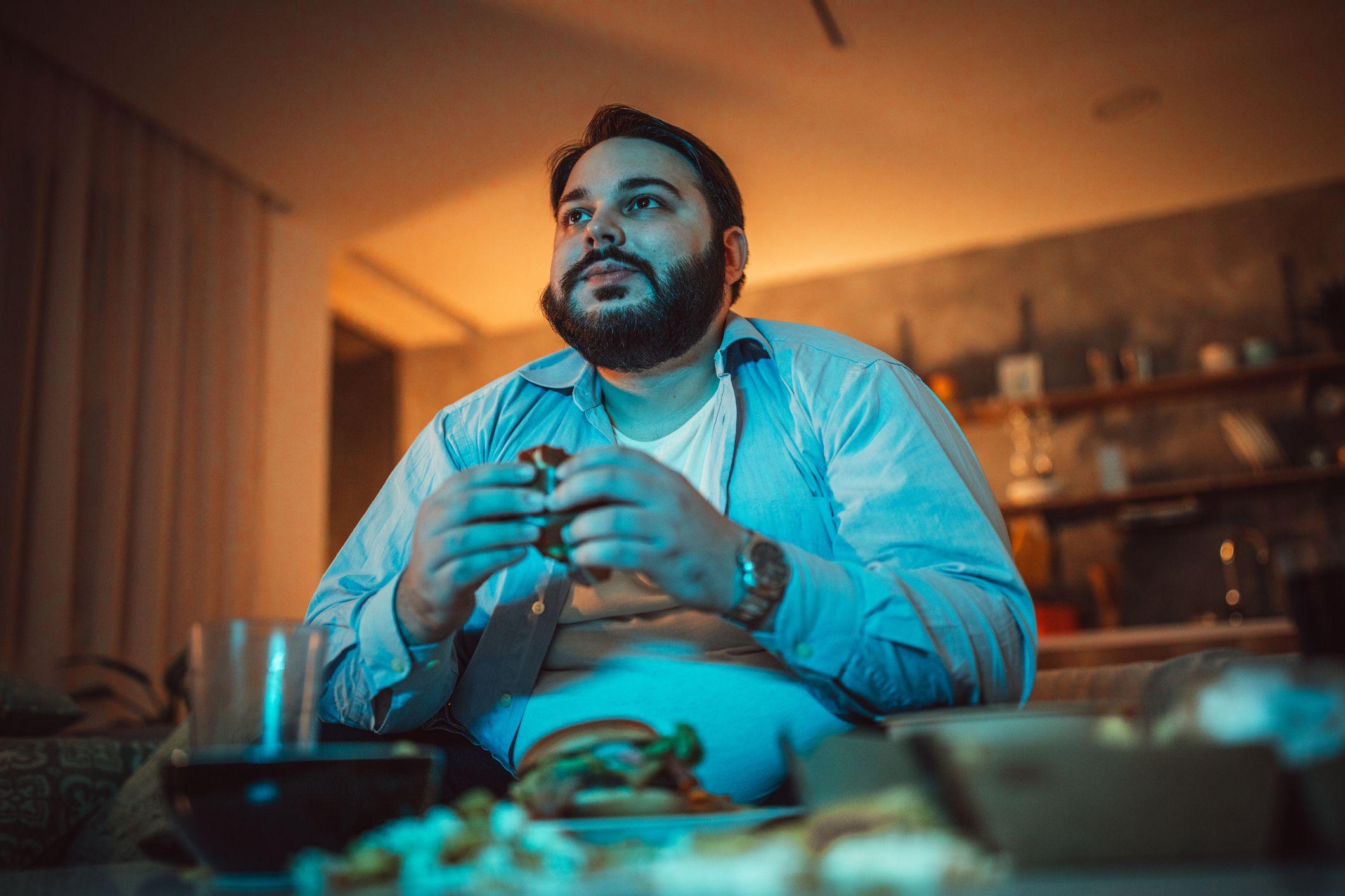 ٹی وی کے سامنے زیادہ کھاتے ہیں