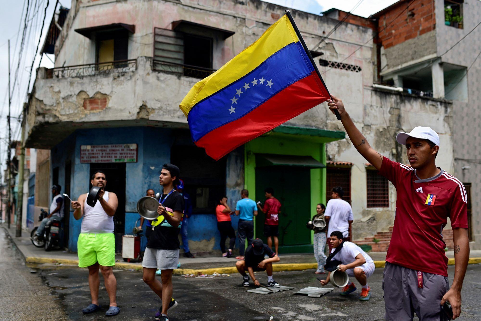 manifestantes en un barrio popular de venezuela