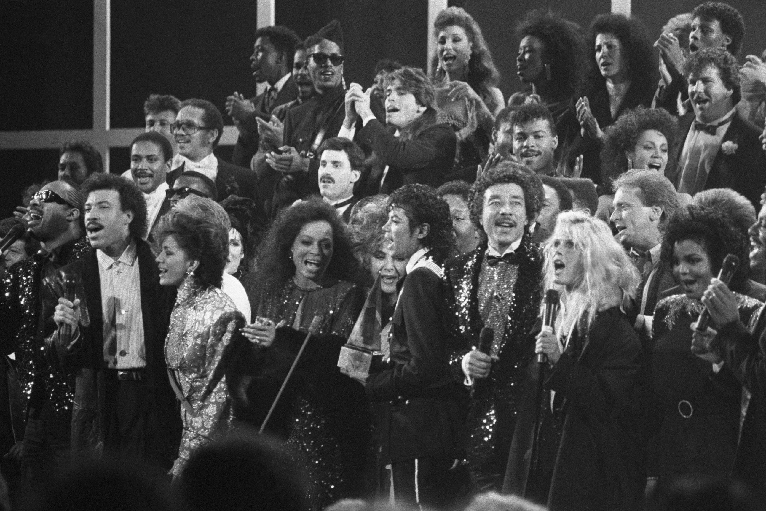 Cantores e estrelas do cinema cantando We Are The World em 1986