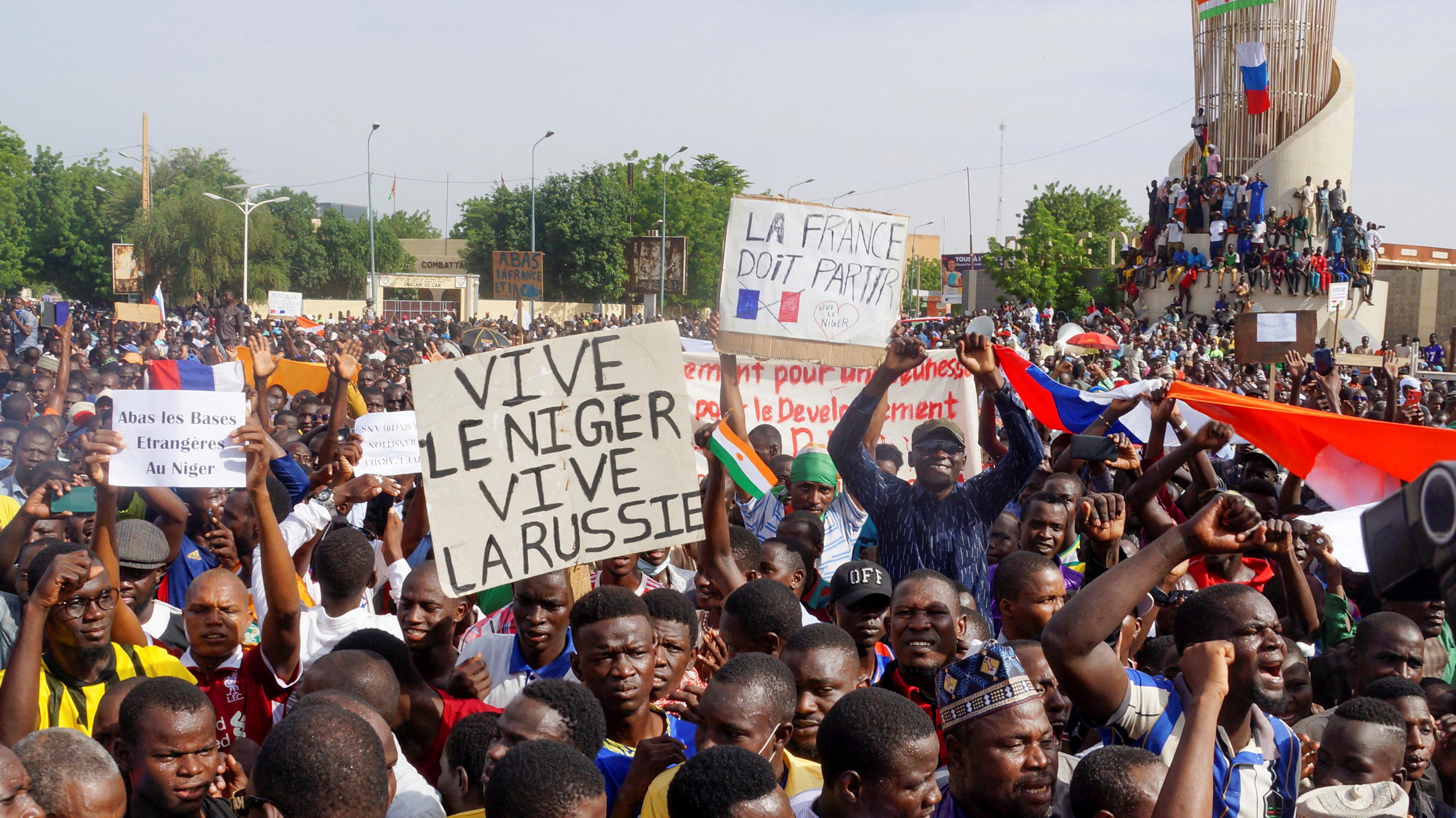 متظاهرون يتجمعون دعماً للانقلاب في العاصمة نيامي، النيجر، 30 يوليو، 2023.