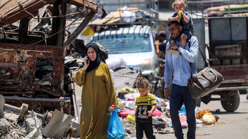 عائلة فلسطينية تفر من حي الشجاعية
