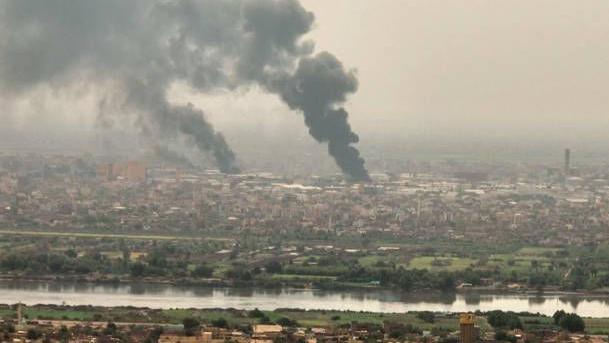 سحب دخان متصاعدة فوق العاصمة السودانية الخرطوم في صورة تعود إلى أبريل من العام 2023