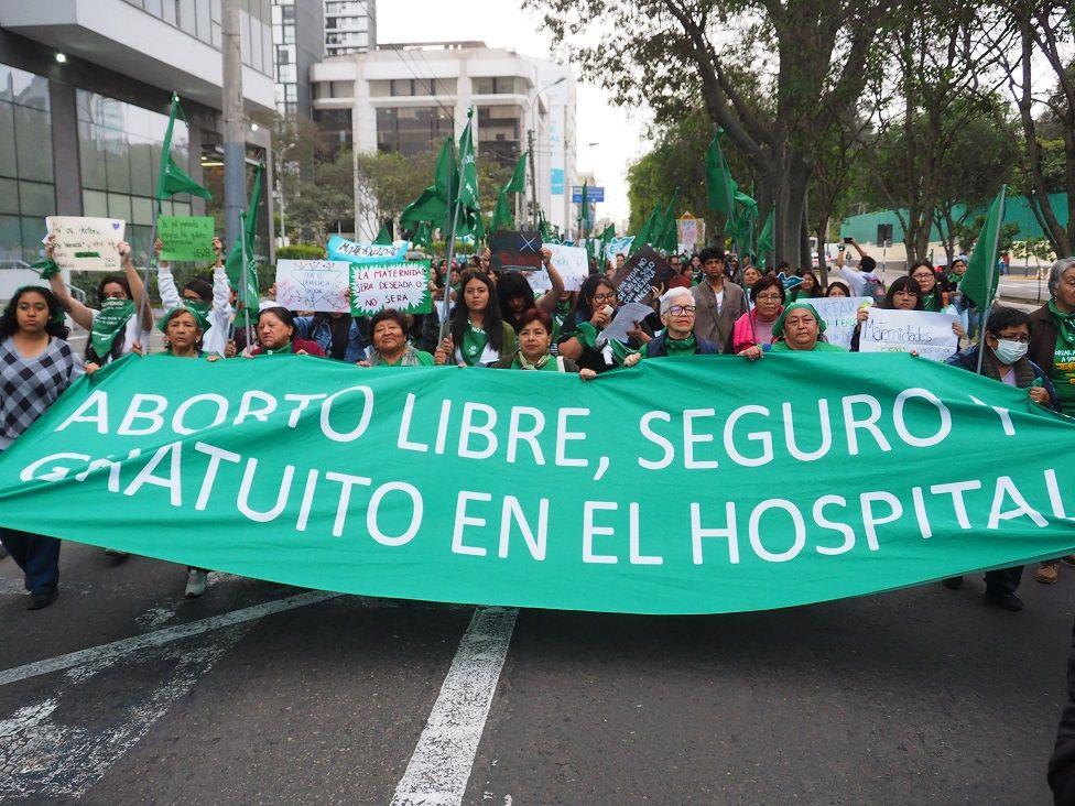 Mujeres que llevan una pancarta que dice: "Aborto libre, seguro y gratuito en el hospital"