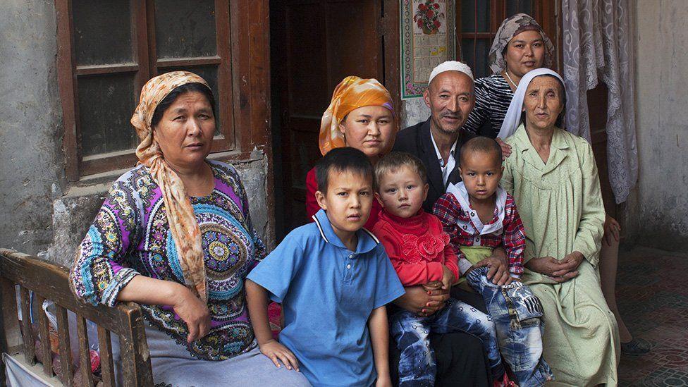 صورة لعائلة من الإيغور خارج منزلهم