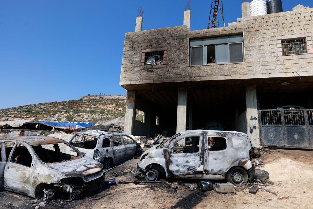 أضرار لحقت بمنزل في قرية المغير بالقرب من مدينة رام الله، بعد هجوم شنه مستوطنون إسرائيليون على القرية.
