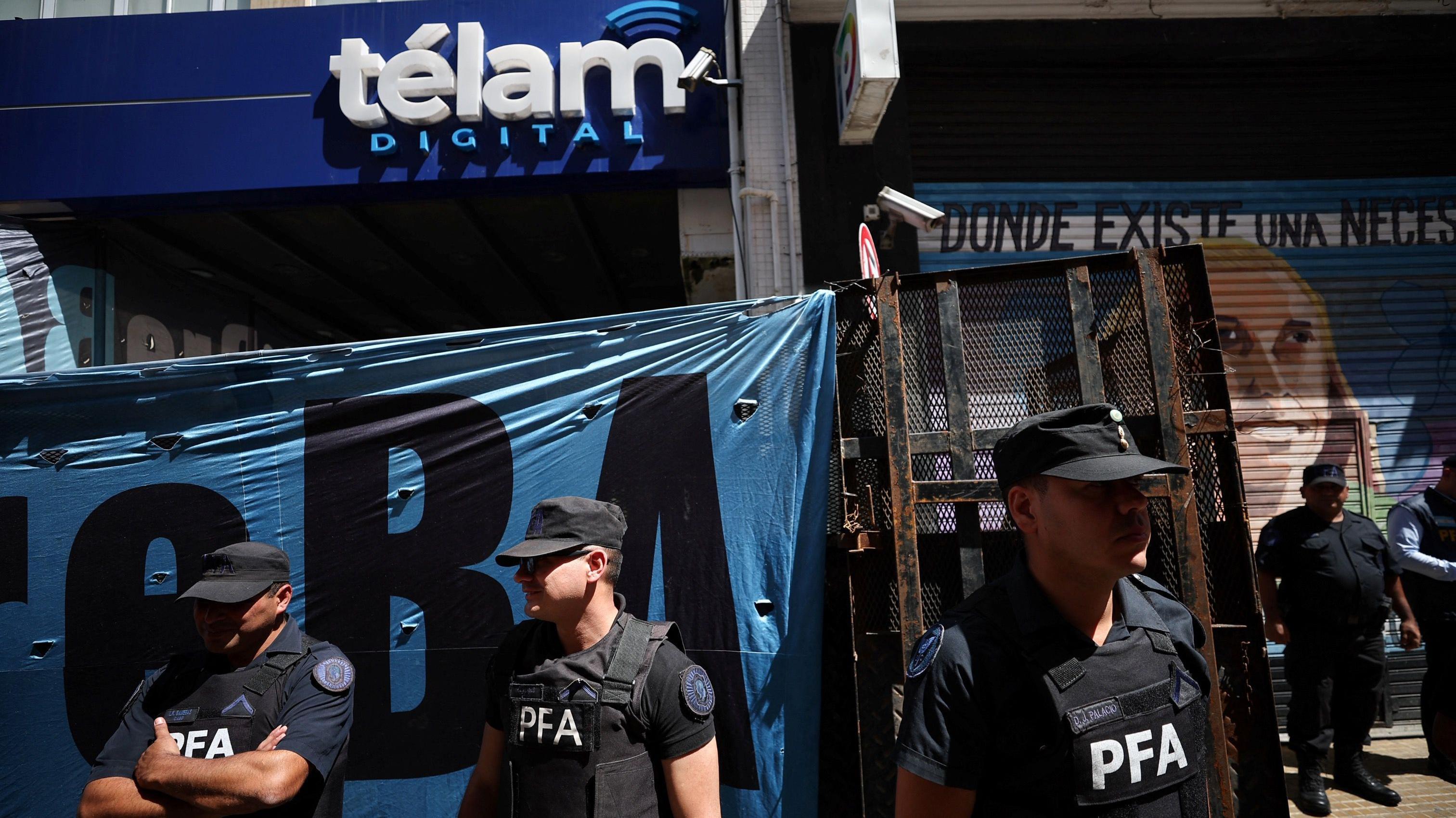 Agentes de policía custodian las puertas de la agencia de noticias estatal argentina Télam.