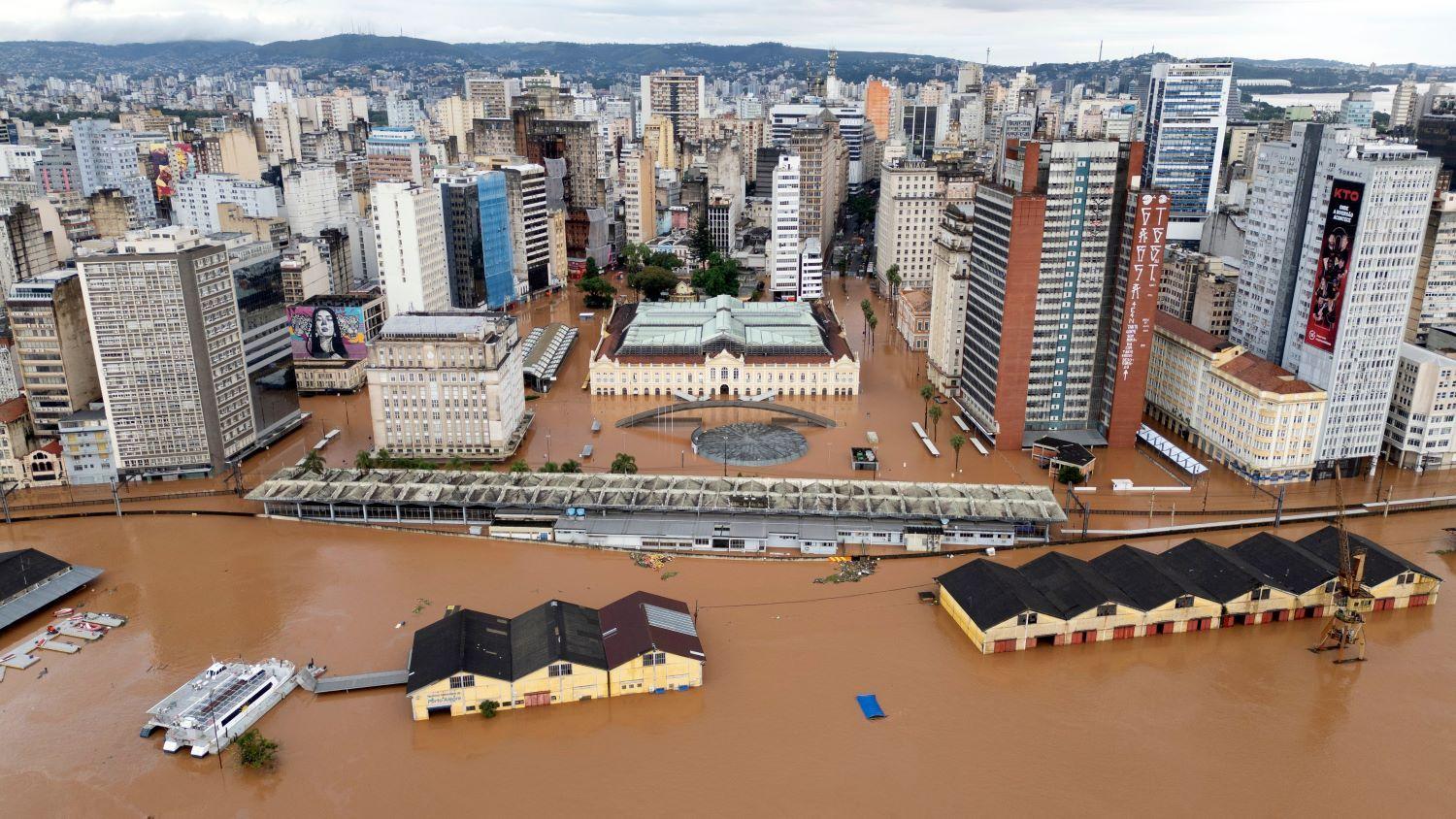 Varios barrios de Porto Alegre fueron quedaron inundados por las lluvias 