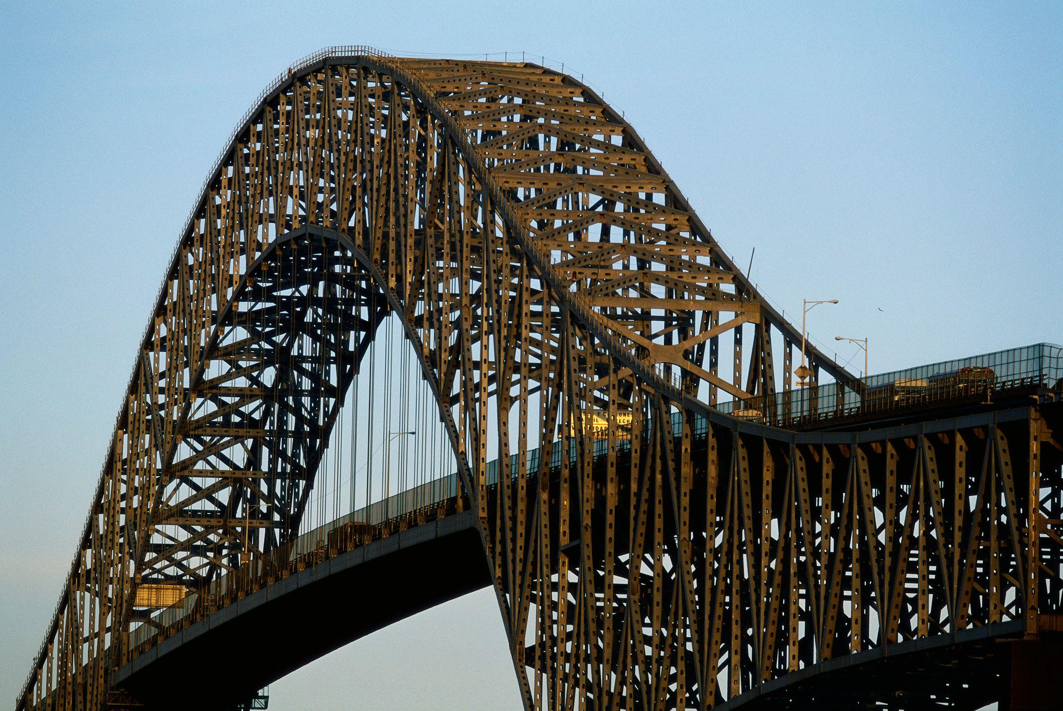 El Puente de las Américas atraviesa el Canal de Panamá.