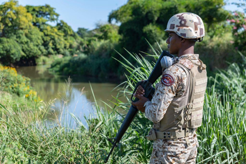 Un militar dominicano vigila la frontera con Haití