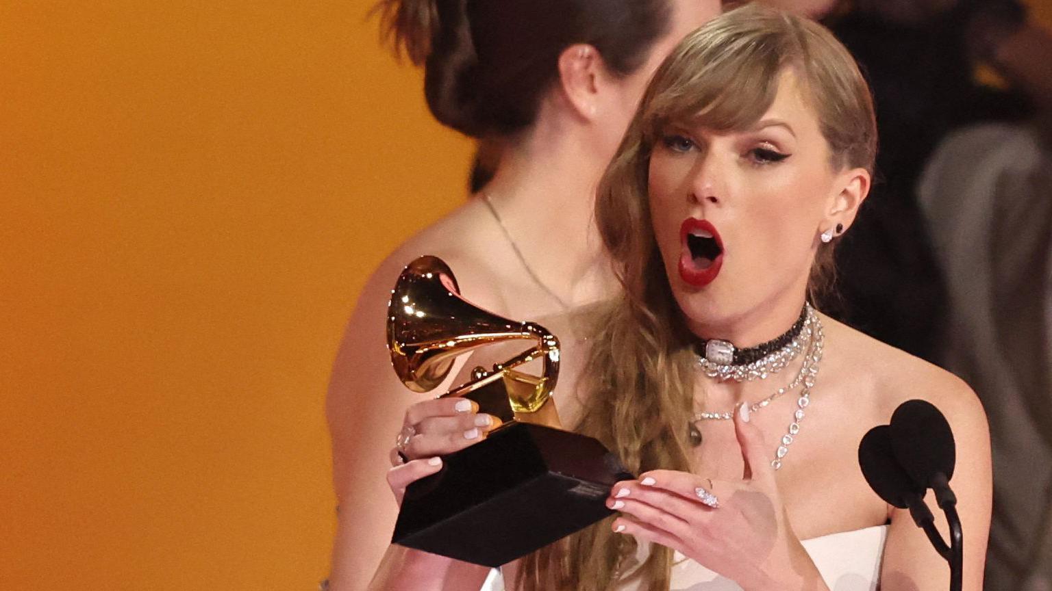 Taylor Swift con su Grammy a mejor álbum por Midnights