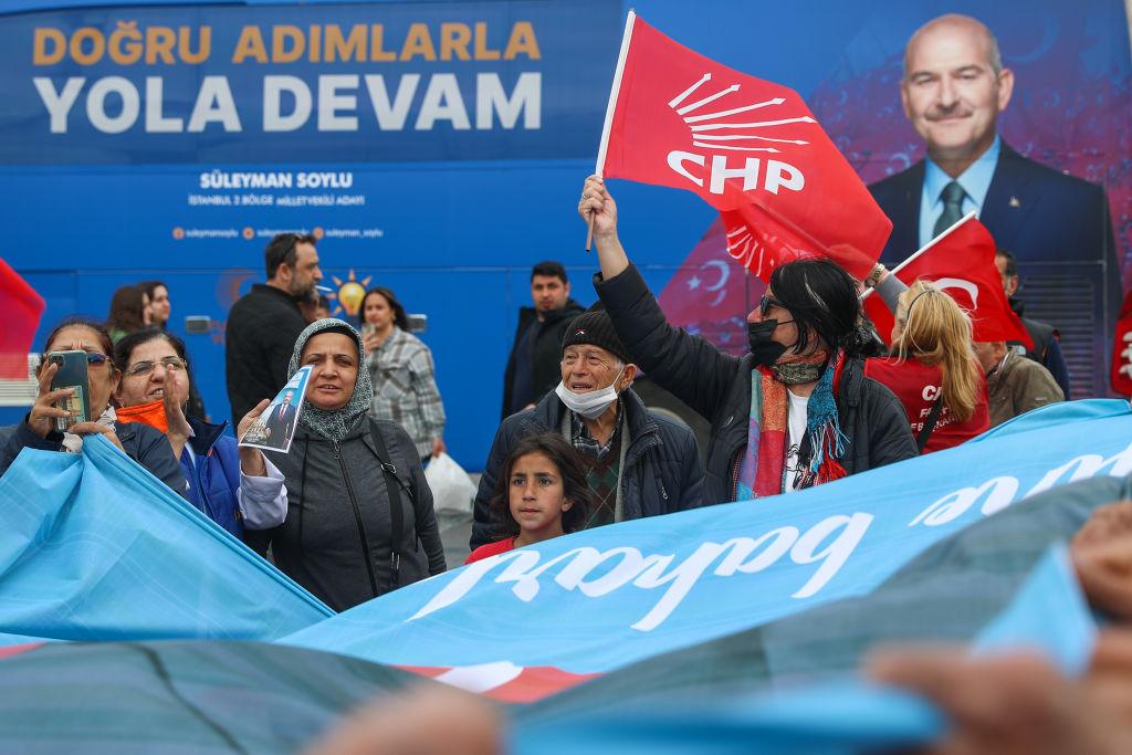 CHP ve AKP'nin İstanbul'daki seçim stantları 