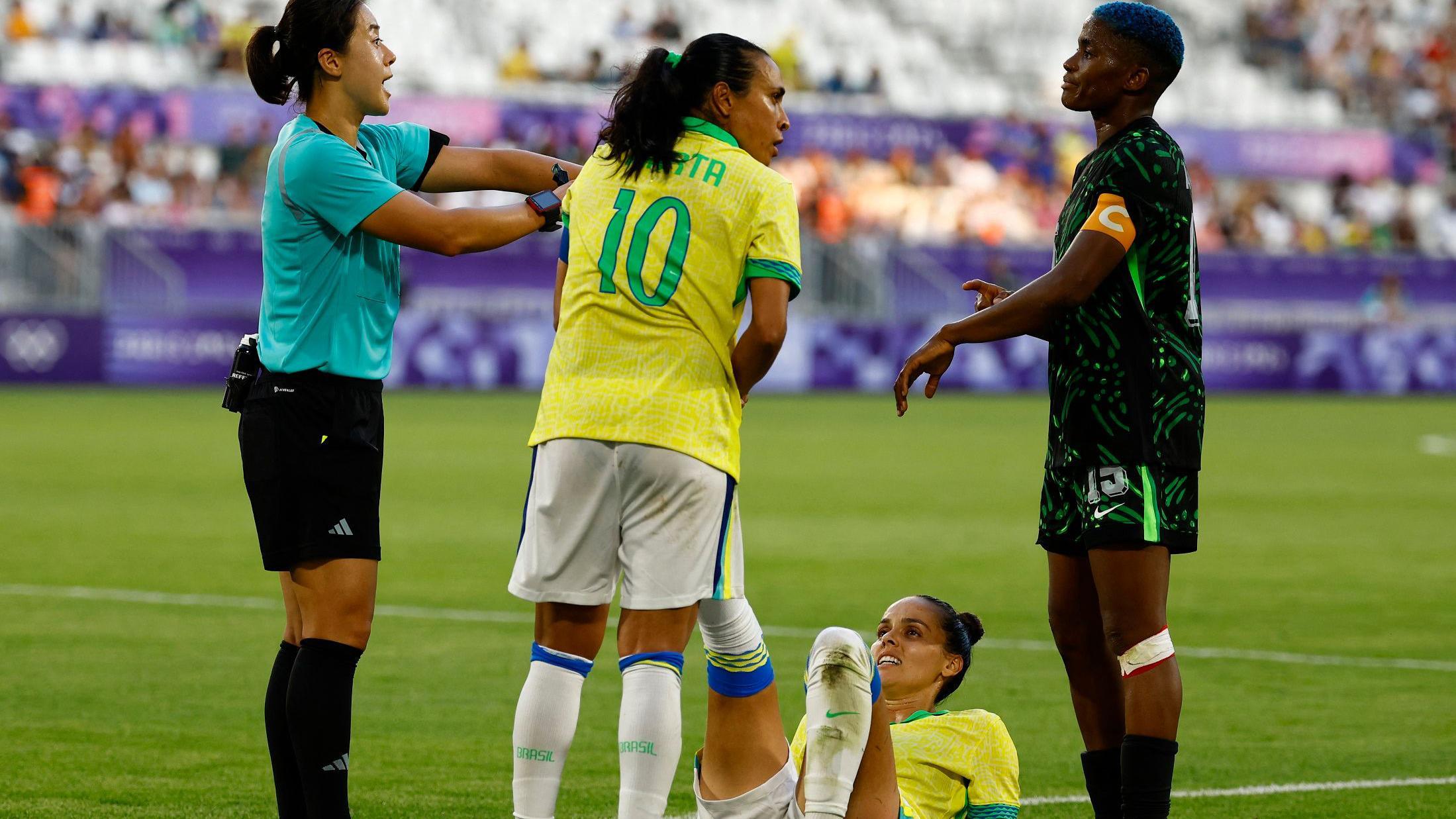 Marta ajuda Gabi Portilho a se alongar na partida contra a Nigéria, em Paris 2024