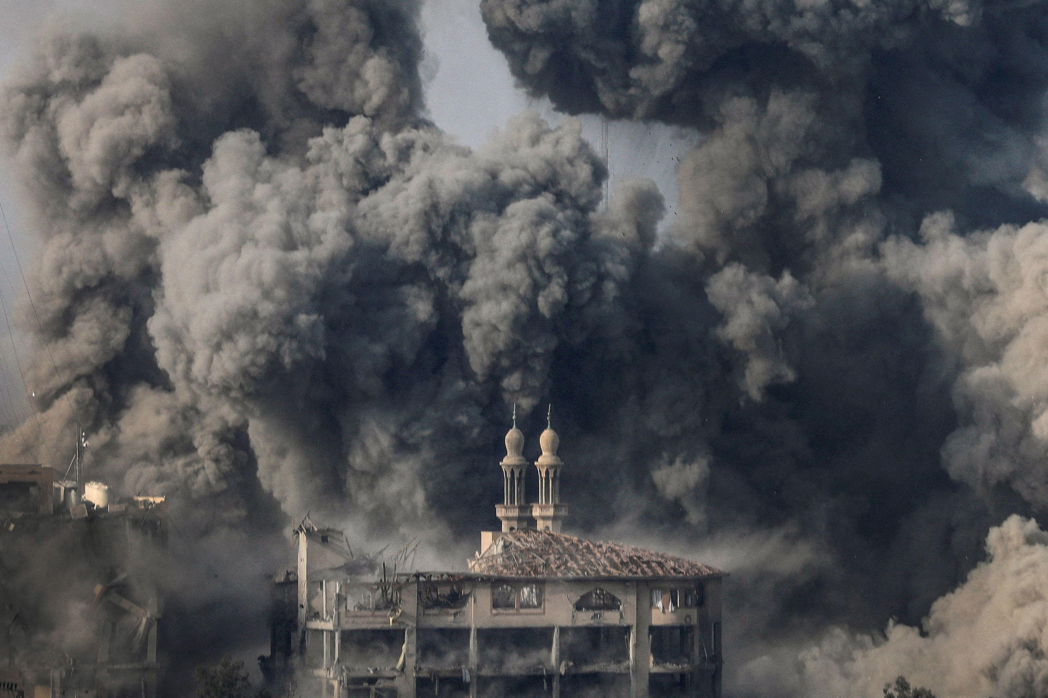 دخان يتصاعد بعد قصف إسرائيلي على مدينة غزة
