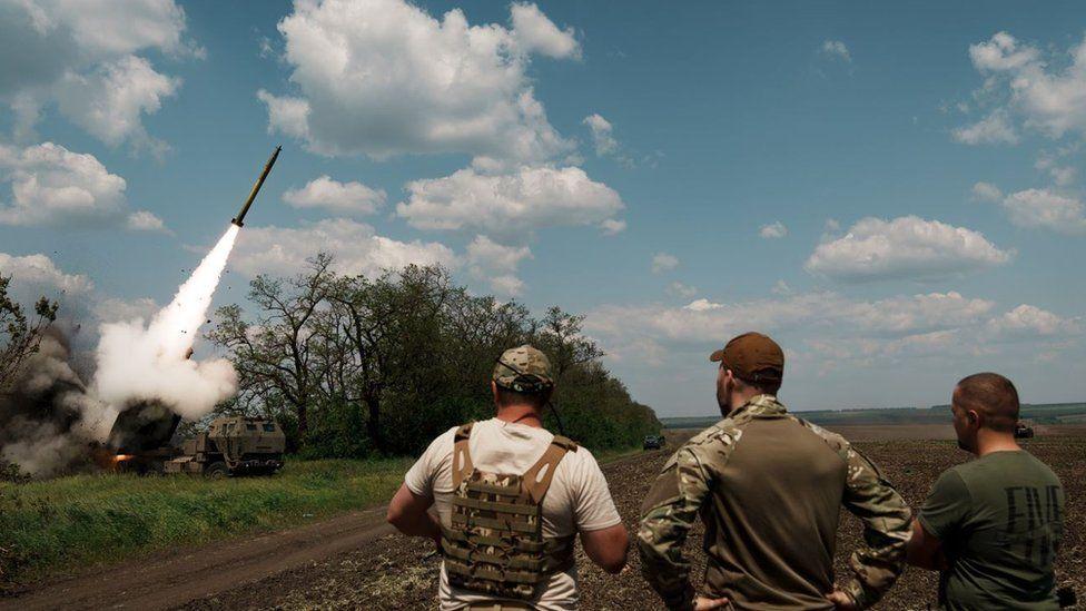 militares ucranianos supervisan el lanzamiento de un misil M142 HIMARS en dirección a Bakhmut