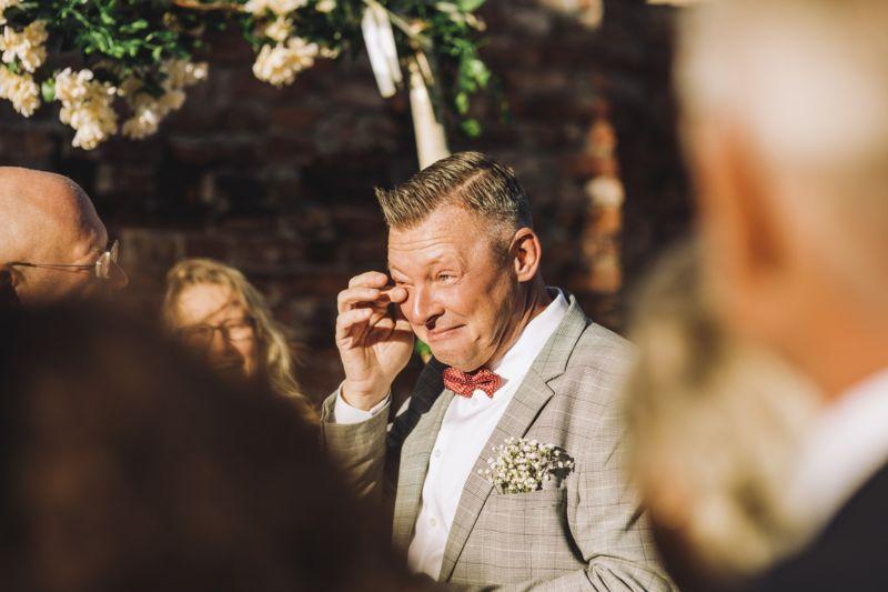Homem chorando em casamento