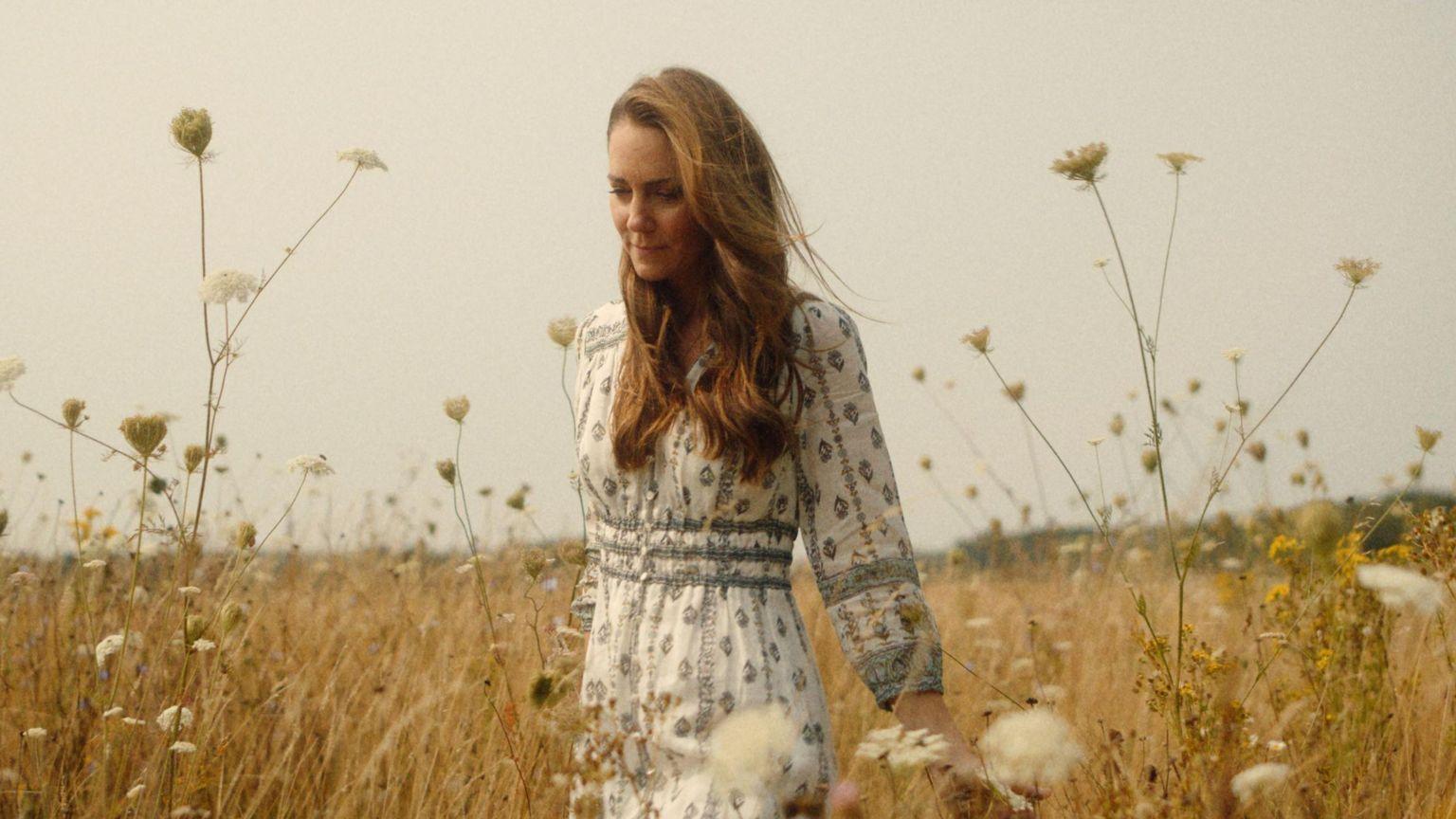 Kate Middleton caminando por el campo