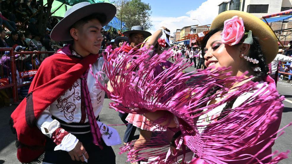 Una pareja baila la cueca chaqueña