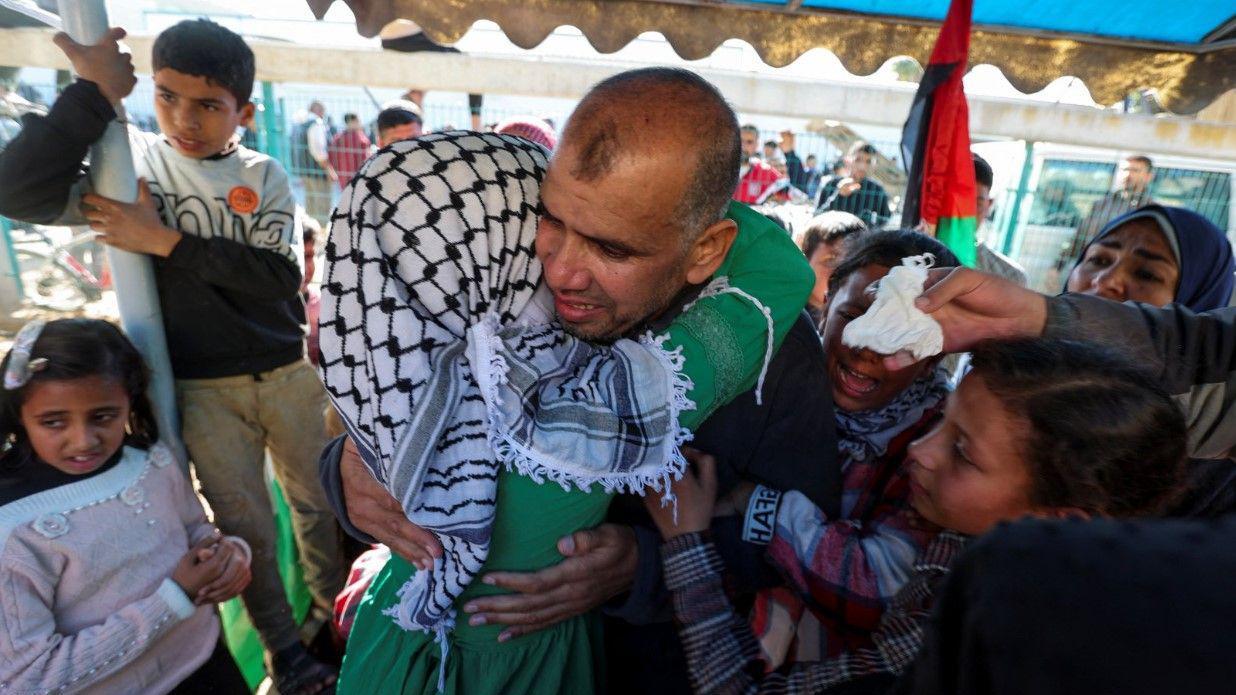 فلسطيني مفرج عنه ضمن عمليات تبادل الرهائن والسجناء بين إسرائيل وحماس.
