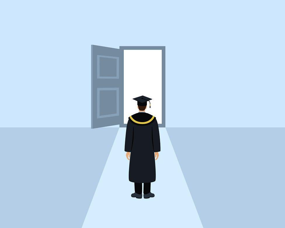 Un graduado frente a una puerta abierta