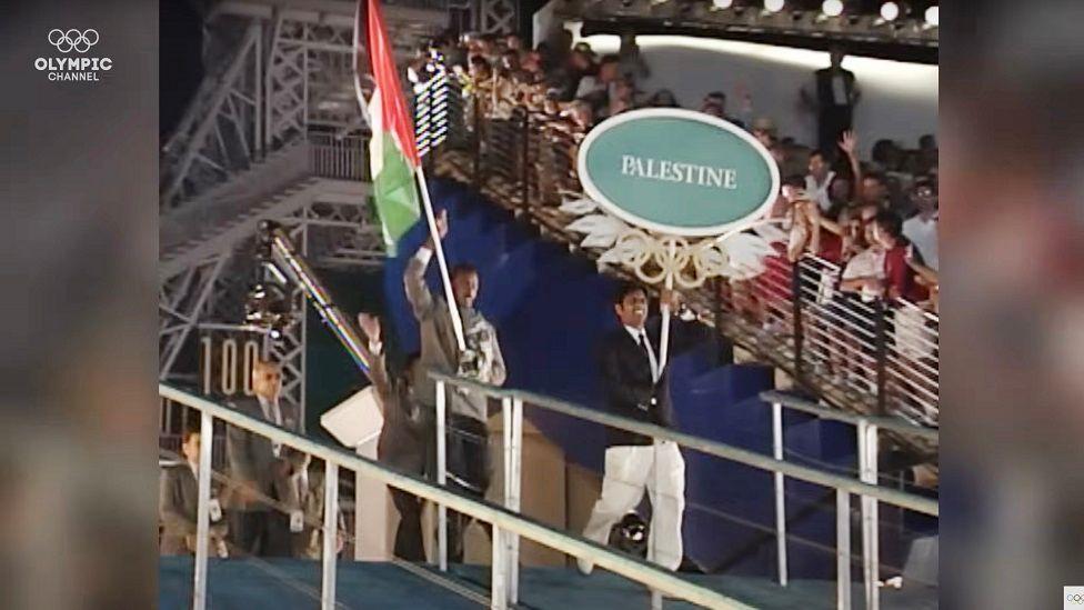 Majed Abu Maraheel, llevando la bandera y encabezando la delegación palestina
