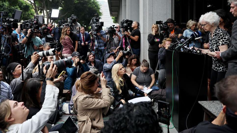 La hermana de Kitty Menéndez, Joan Anderson VanderMolen, durante su intervención.