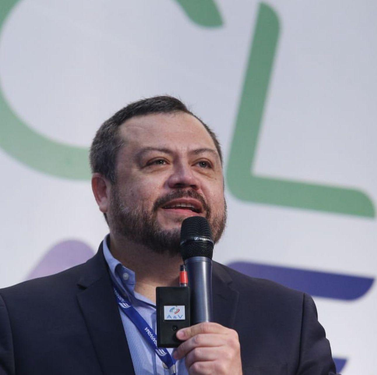 Sérgio Mena em um evento