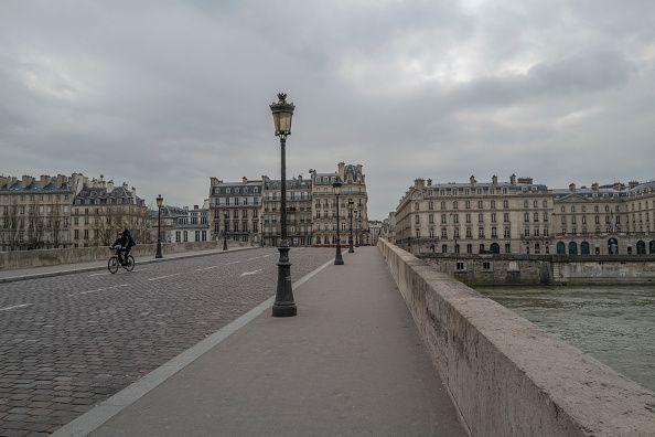 A fotografia acima mostra um caminho do centro de Paris em março de 2020. A capital francesa, que geralmente é lotada de turistas, está de repente vazia.