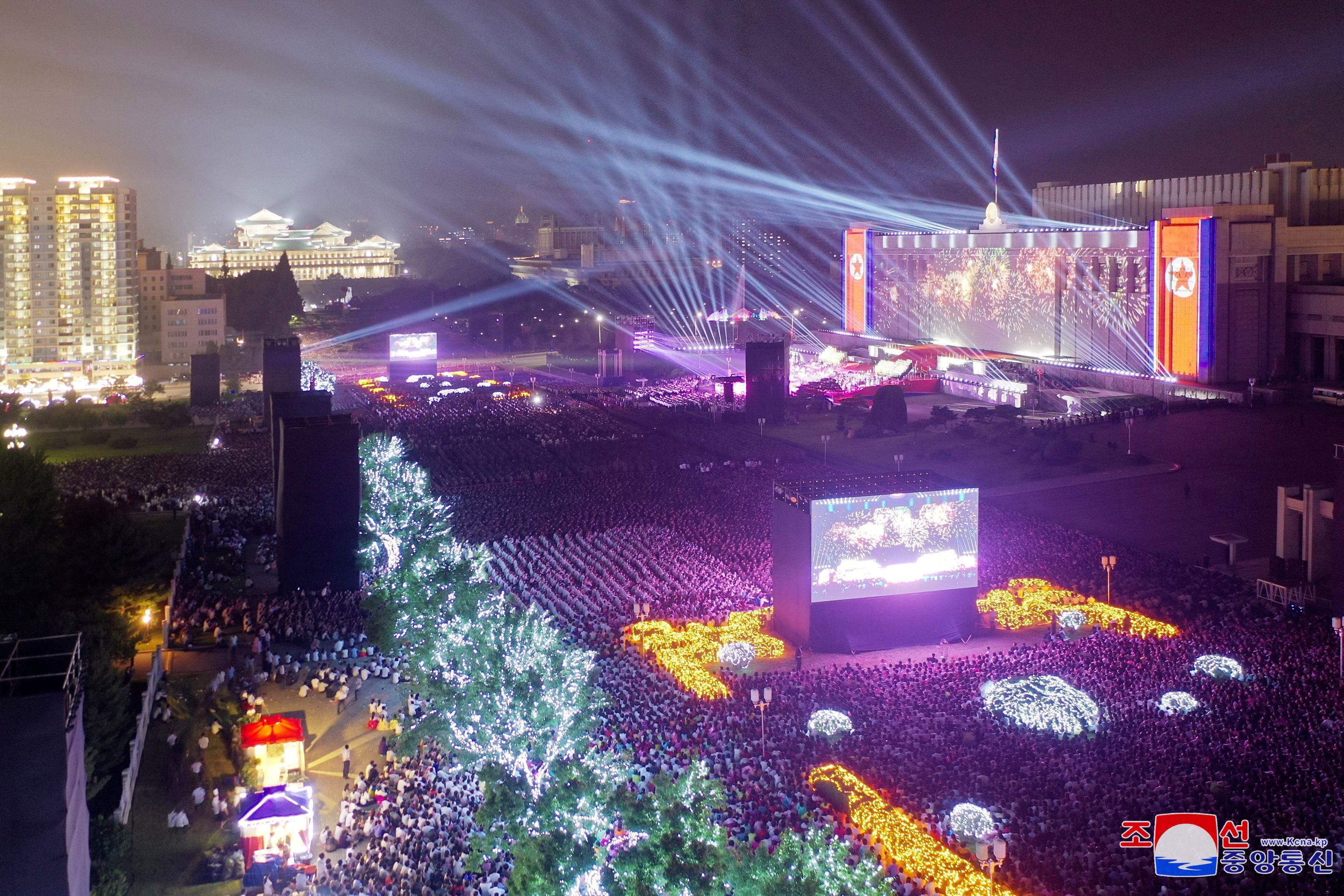 La plaza Kim Il Sung durante las celebraciones del 75 aniversario de Corea del Norte