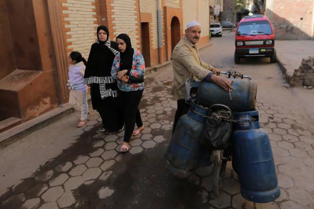 مواطن مصري يبيع إسطوانات الغاز ويوزعها للمنازل في أحد أحياء القاهرة.
