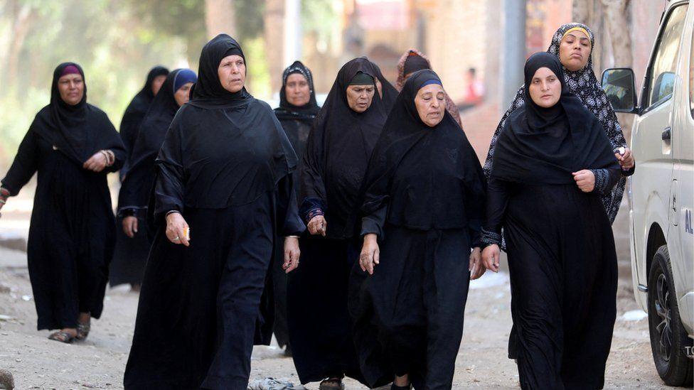 سيدات مصريات في لباس أسود.